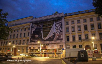 Destruction des affiches publicitaires géantes de la place Bellecour